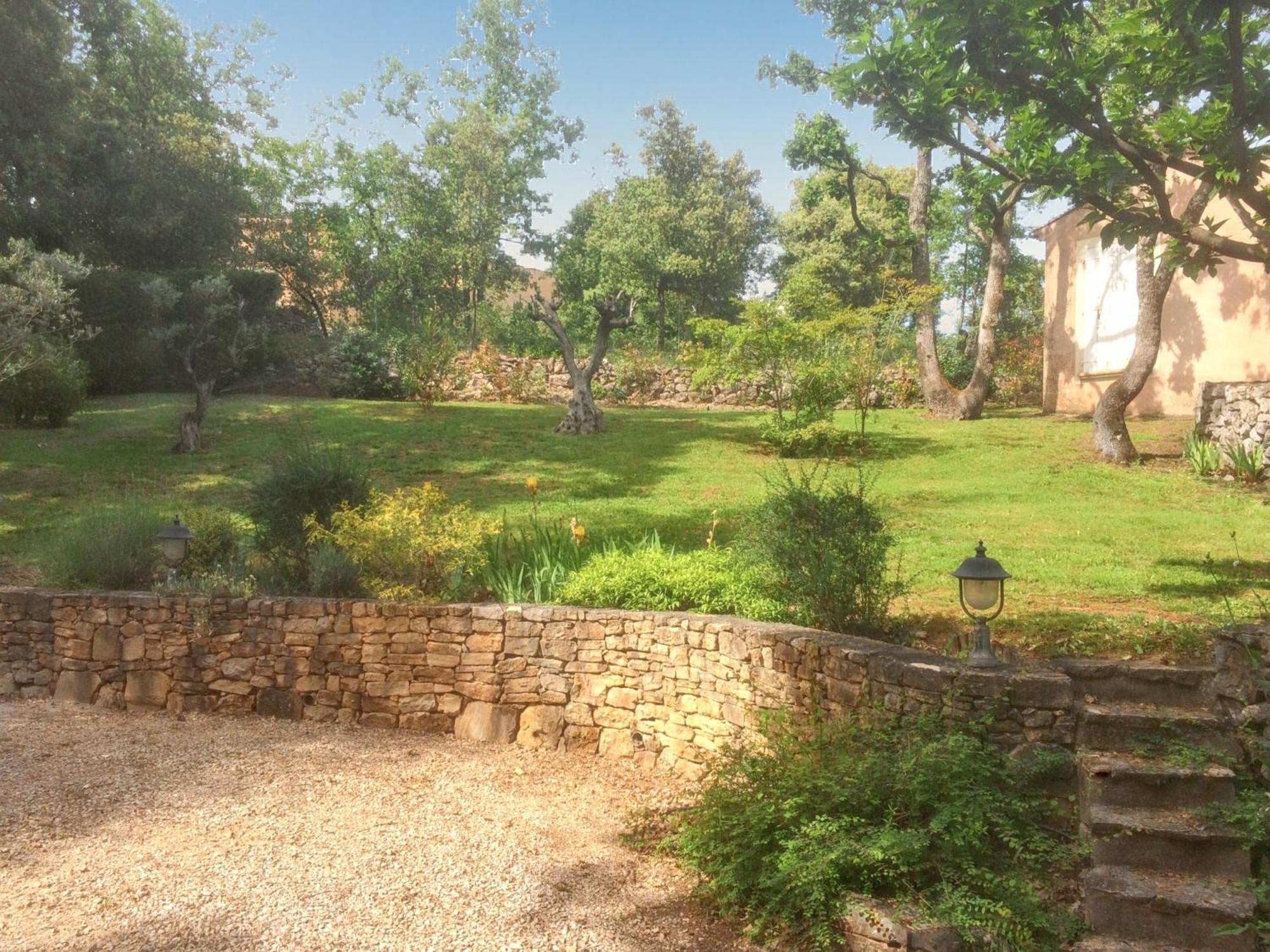 Villa Spacieuse Avec Piscine A Saint Maximin Saint-Maximin-la-Sainte-Baume Exterior foto