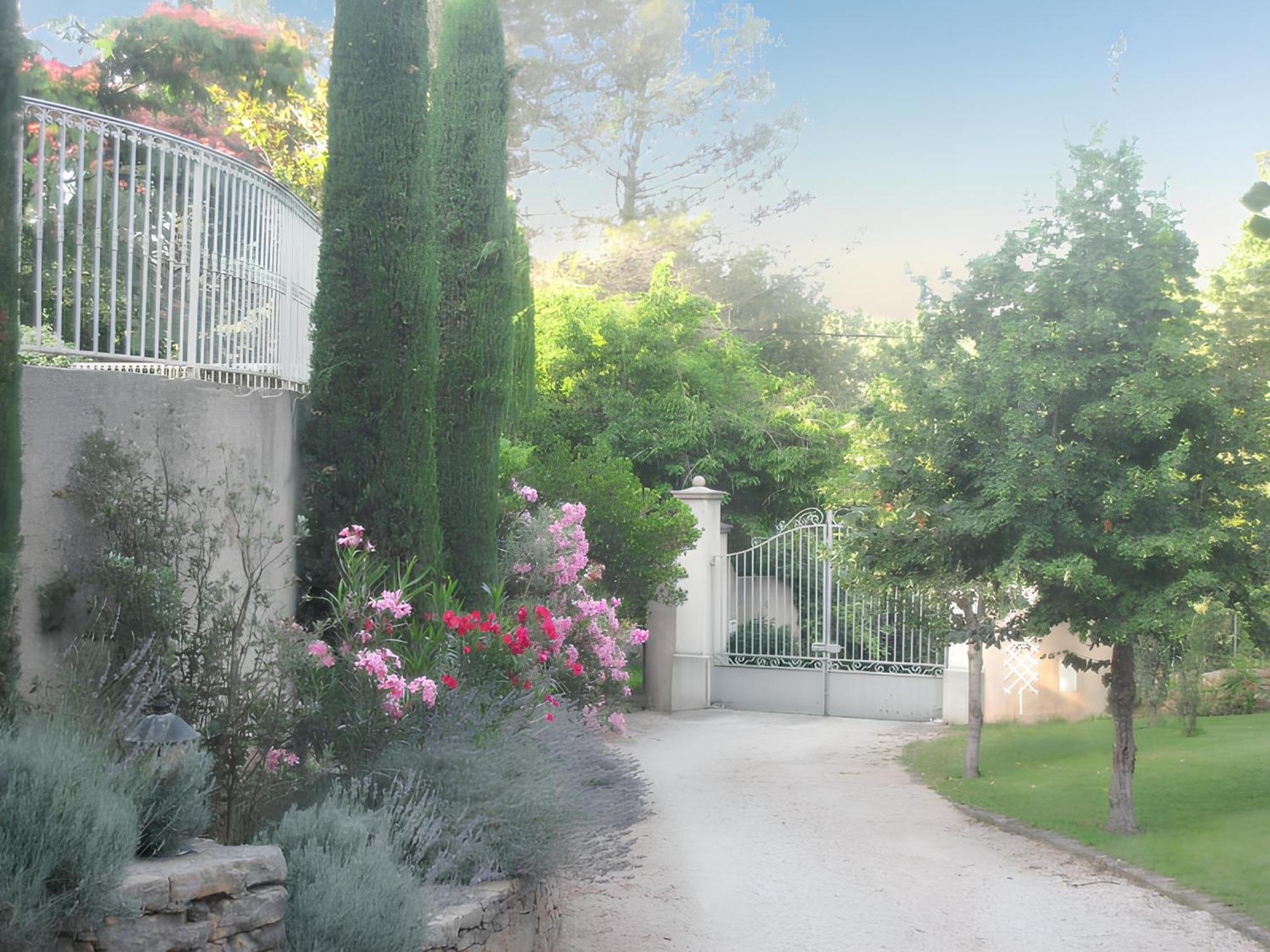 Villa Spacieuse Avec Piscine A Saint Maximin Saint-Maximin-la-Sainte-Baume Exterior foto