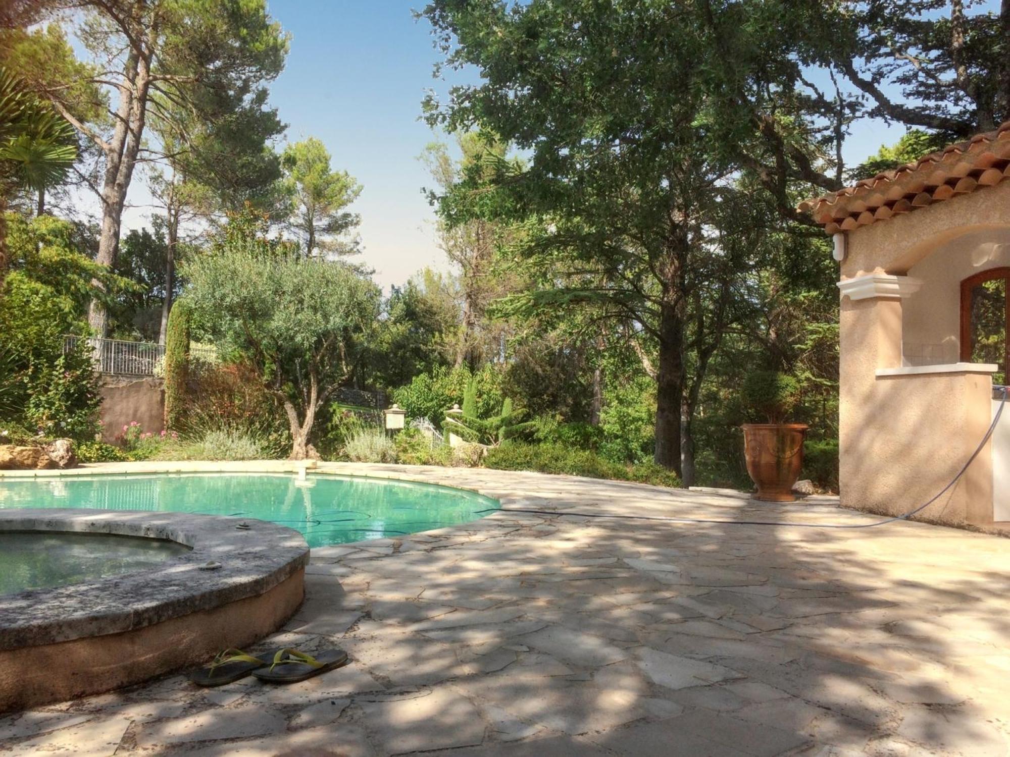 Villa Spacieuse Avec Piscine A Saint Maximin Saint-Maximin-la-Sainte-Baume Exterior foto
