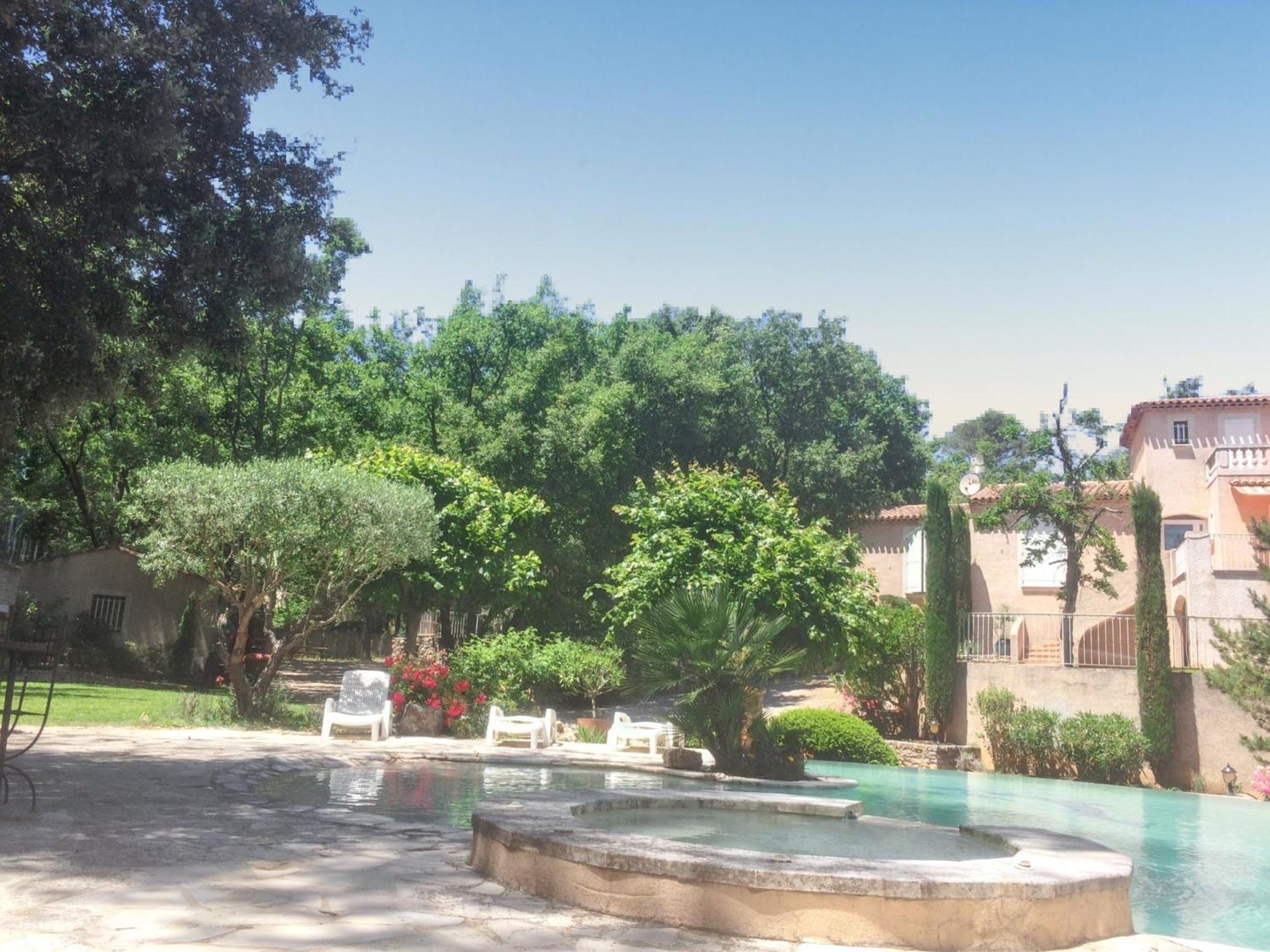 Villa Spacieuse Avec Piscine A Saint Maximin Saint-Maximin-la-Sainte-Baume Exterior foto