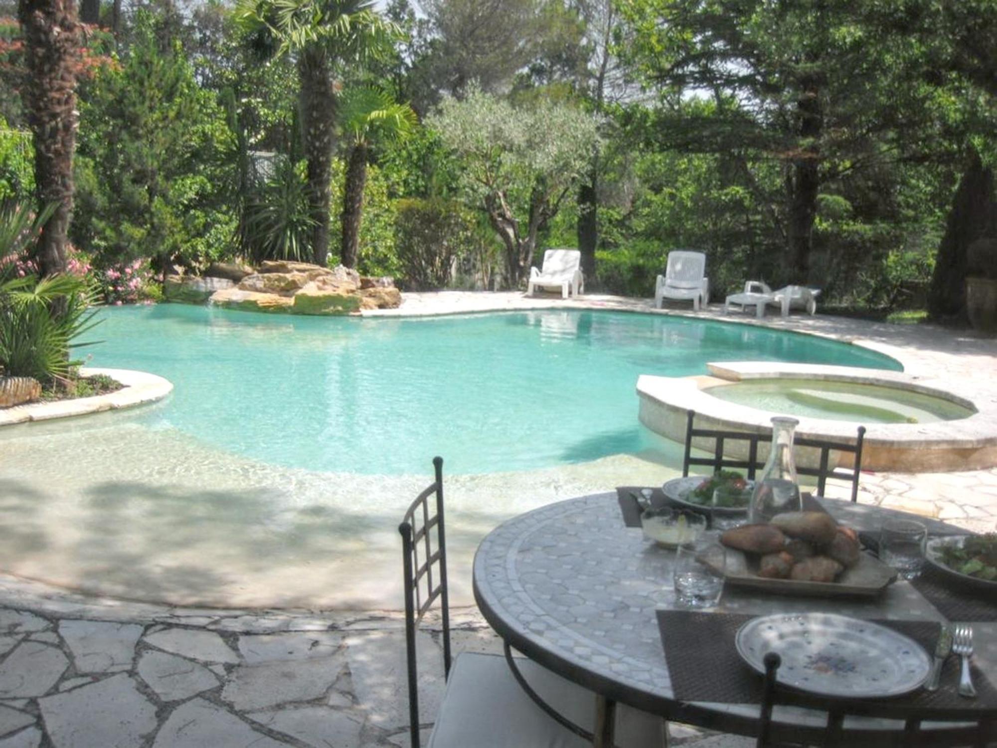 Villa Spacieuse Avec Piscine A Saint Maximin Saint-Maximin-la-Sainte-Baume Exterior foto