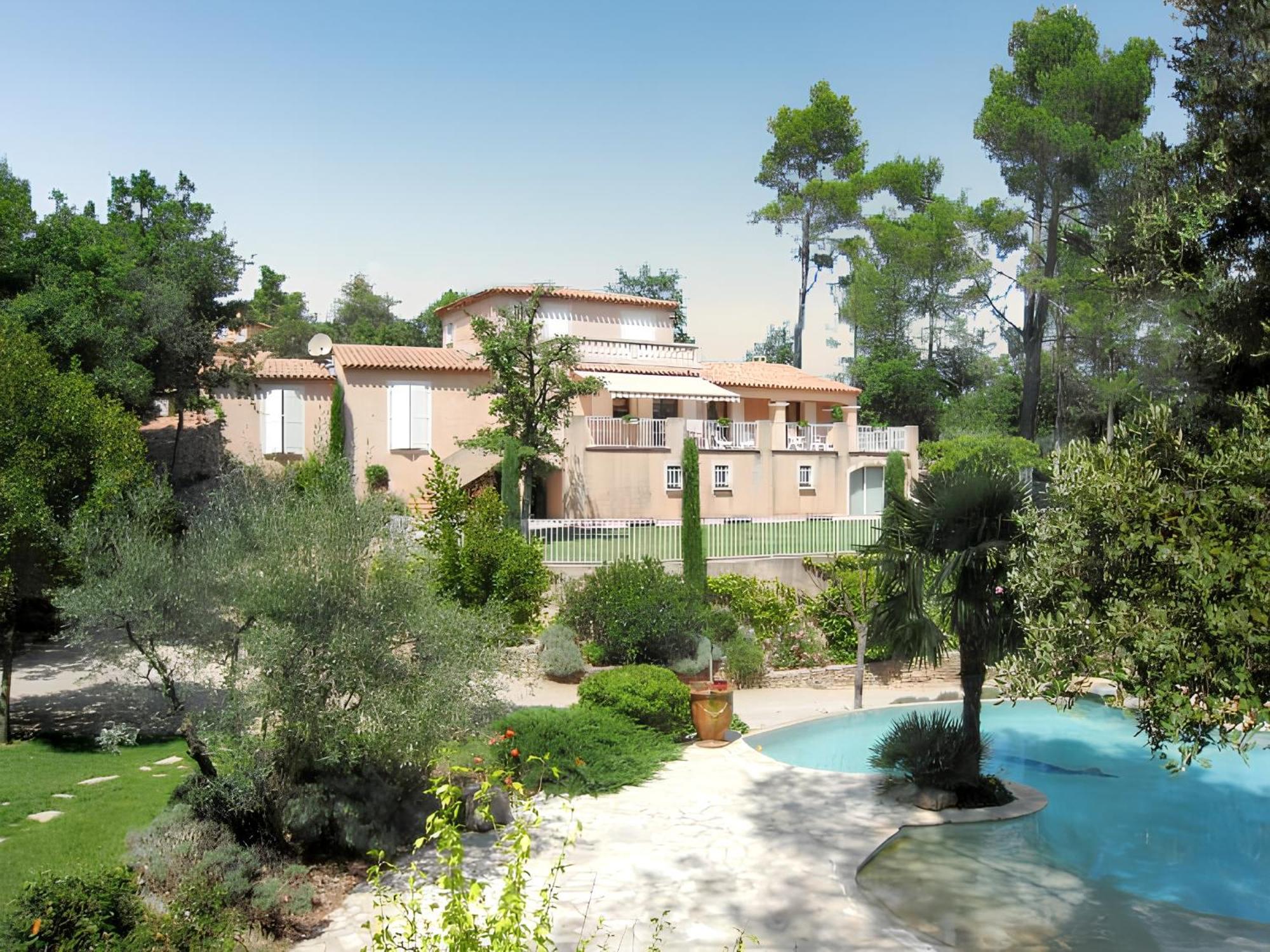 Villa Spacieuse Avec Piscine A Saint Maximin Saint-Maximin-la-Sainte-Baume Exterior foto